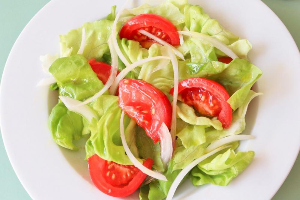 ensalada-de-lechuga-y-tomate-foto-cerca.
