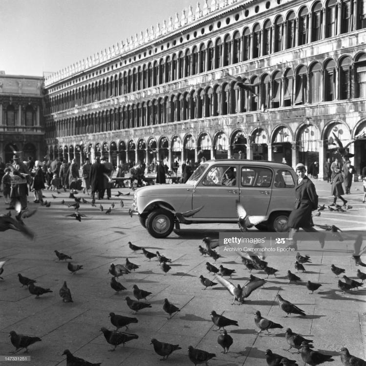 renault-4l-car-surrounded-by-pigeons-par