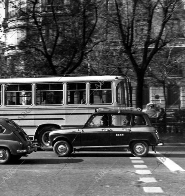 Microtaxi (Renault 7) Circulando por las Calles de Madrid ...