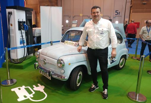 Rubén Blanco, gerente de la compañía, junto al modelo reconvertido