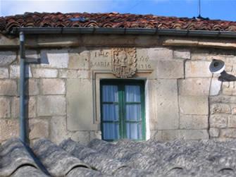 casa con escudo