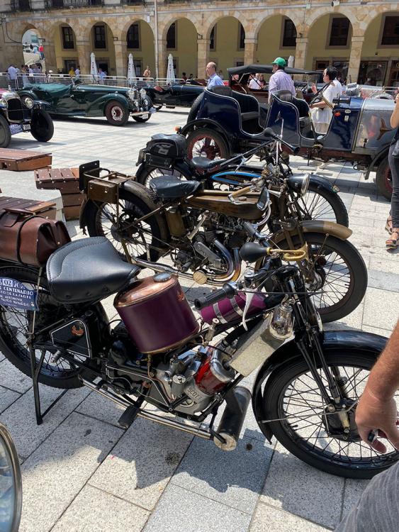 Los mejores vehículos de preguerra se lucen en San Sebastián