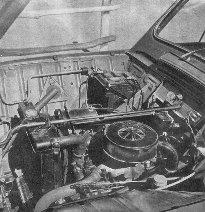 El motor del Renault 4 de 1961 demostrando la gran capacidad de carga. La fotografía es de la revista Parabrisas número 15 de febrero de 1962.