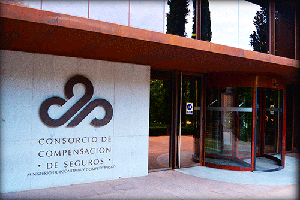 Imagen decorativa. Puerta de entrada de la sede central del Consorcio de Compensación de Seguros en Madrid.
