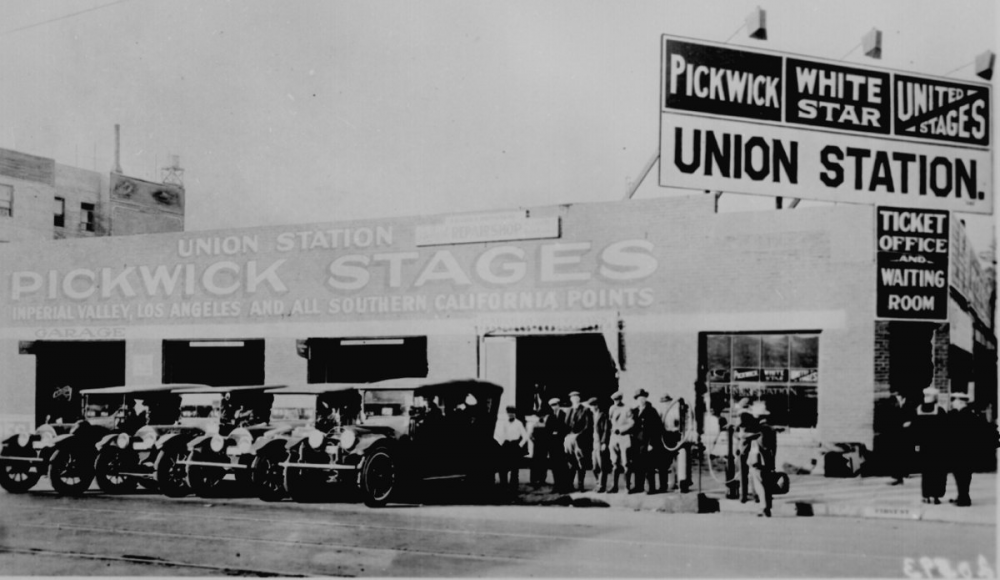 1920 Pickwick stages, Union Station, Los Angeles.png