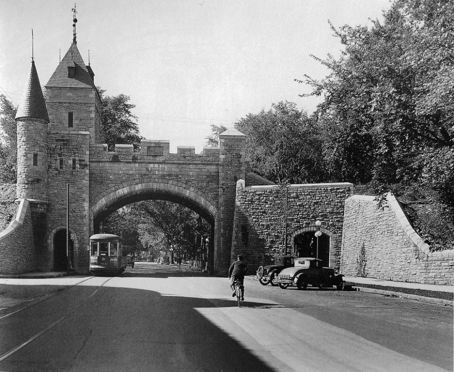 1920 Saint-Louis gate, Quebec, Canada.png