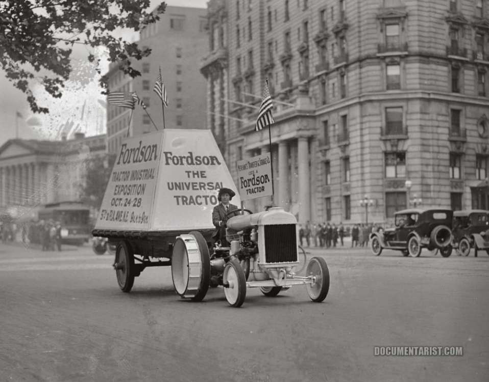 1922 fordson_tractor_in_parade..png