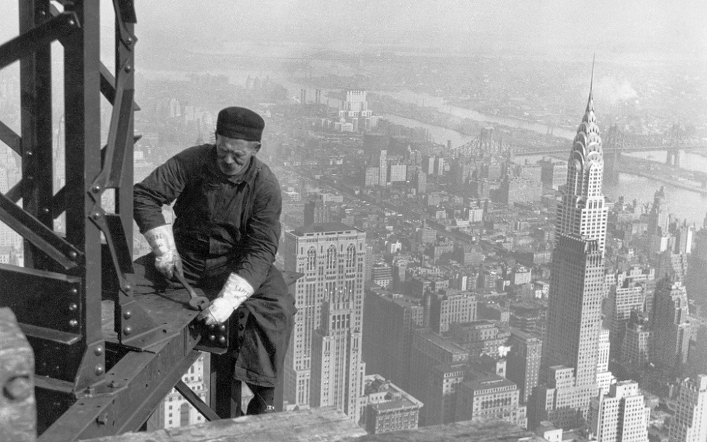 1930 New York City – Empire State Building worker.png