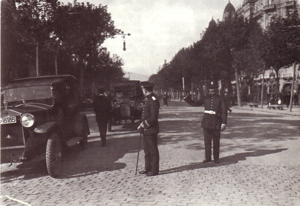 1930s Pso de Gracia, controlado por Guardia Urbana (Barcelona).png