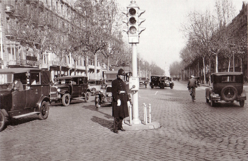 1930s Semáforo controlado manualmente por Guardia Urbana (Barcelona).png