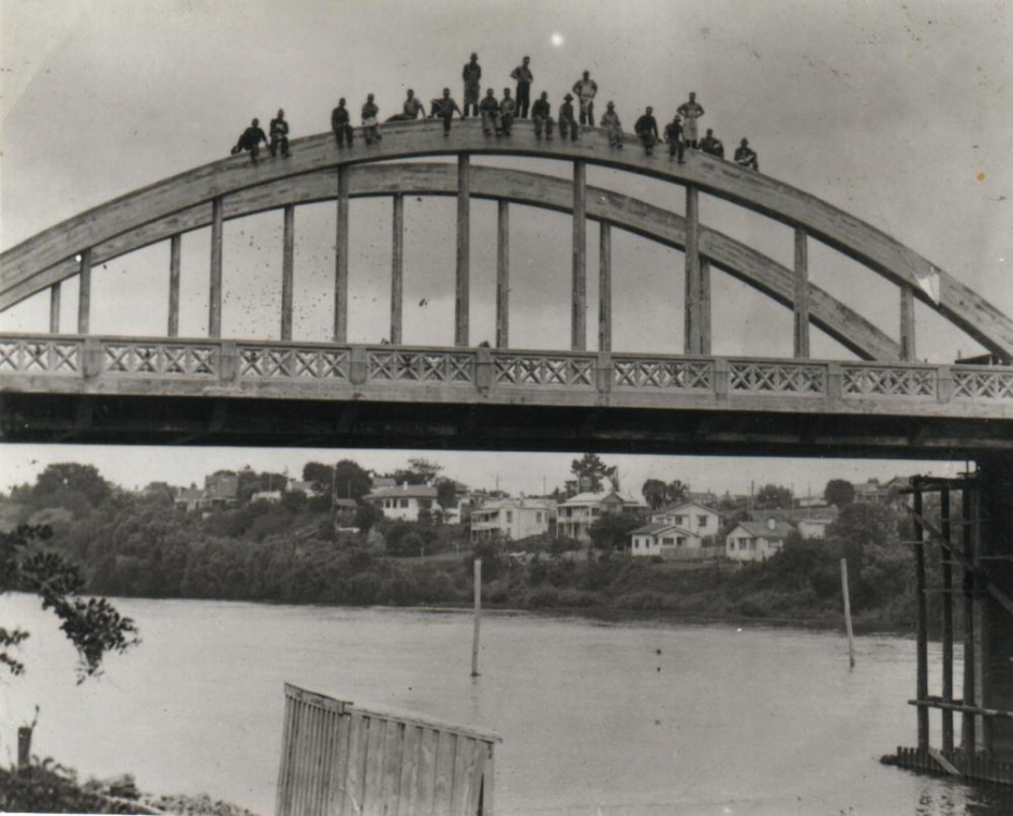 1936 Fairfield Bridge under construction.png