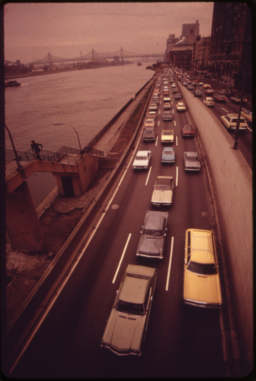 1973 NY F.D.R._DRIVE_ALONG_THE_EAST_RIVER_-_NARA.png