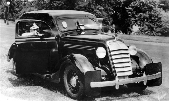 Crime 1930s Bonnie & Clyde Red Crown Armored Police Car (2).jpg