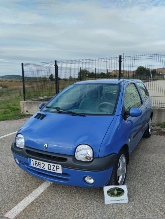 Puede ser una imagen de coche y texto