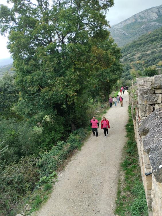 Puede ser una imagen de 5 personas y Puente de Mostar