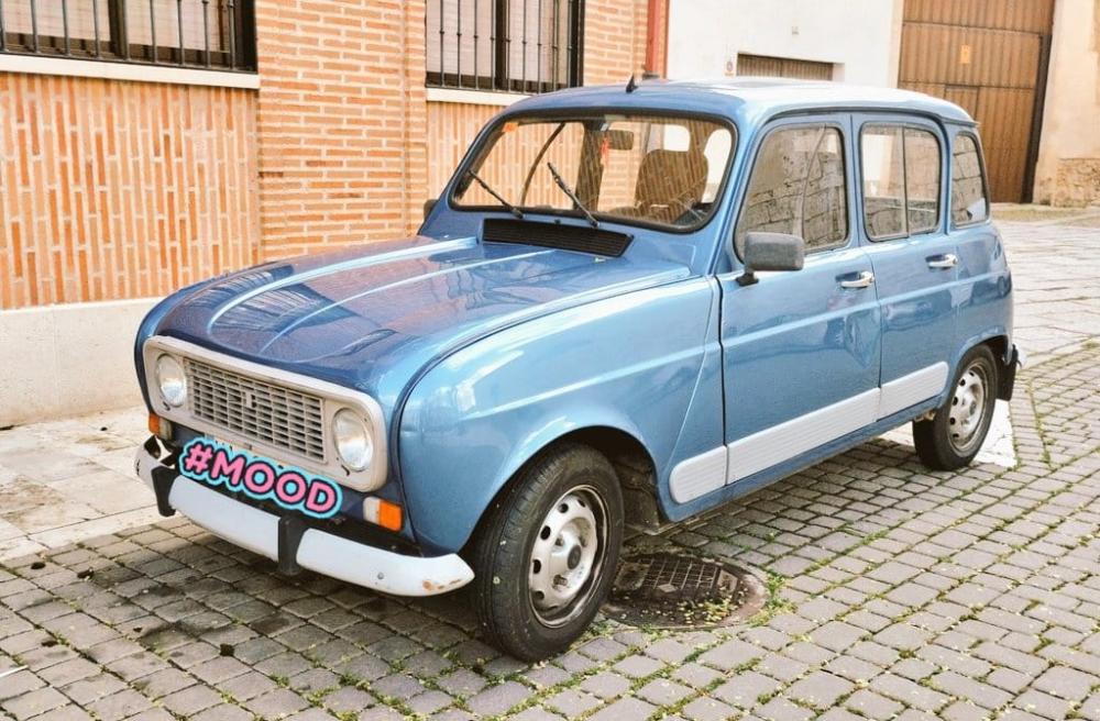 Puede ser una imagen de coche y texto