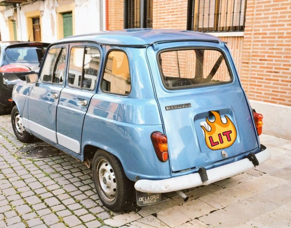 Puede ser una imagen de camioneta y texto