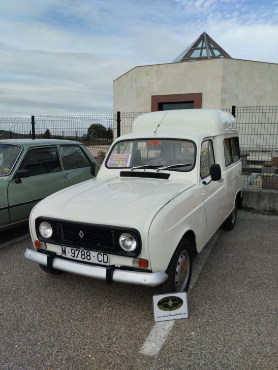 Puede ser una imagen de coche, camioneta y texto