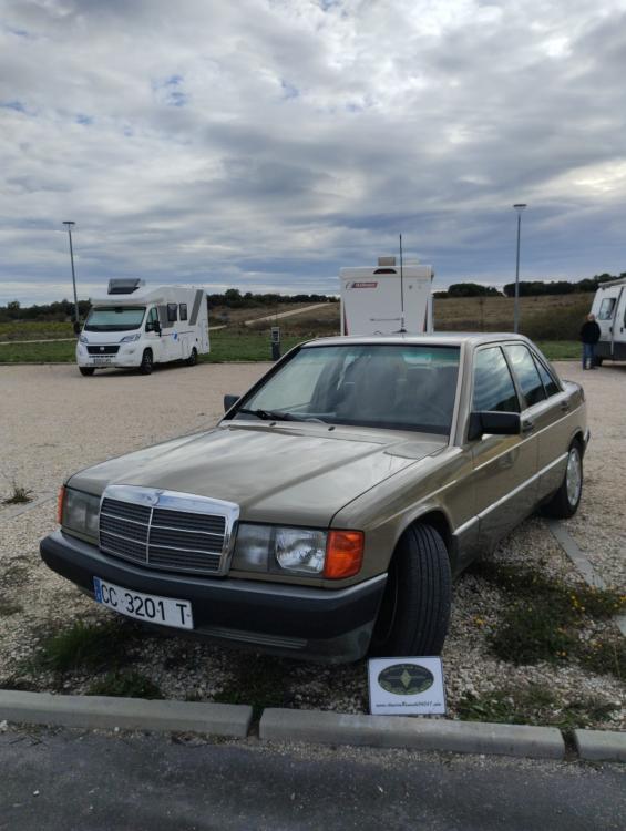 Puede ser una imagen de una persona, coche y texto