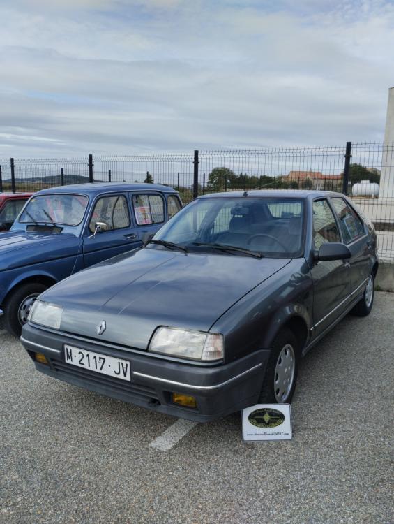 Puede ser una imagen de coche y texto