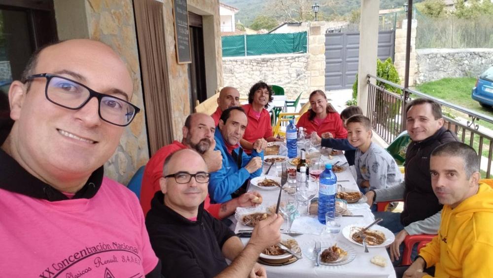 Puede ser una imagen de 8 personas, mesa y texto