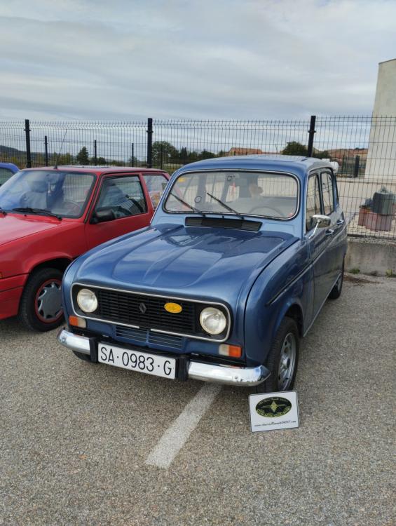 Puede ser una imagen de coche y texto