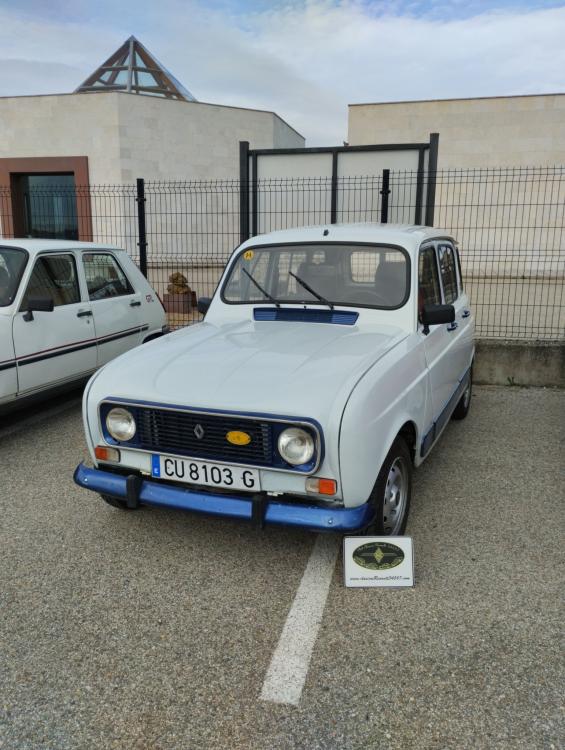 Puede ser una imagen de coche y texto