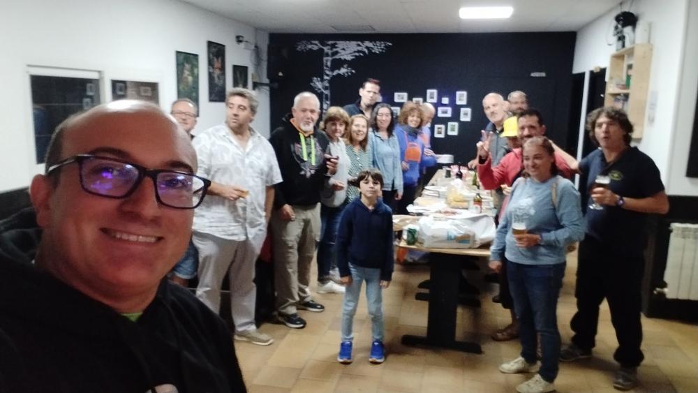 Puede ser una imagen de 10 personas, gafas y mesa