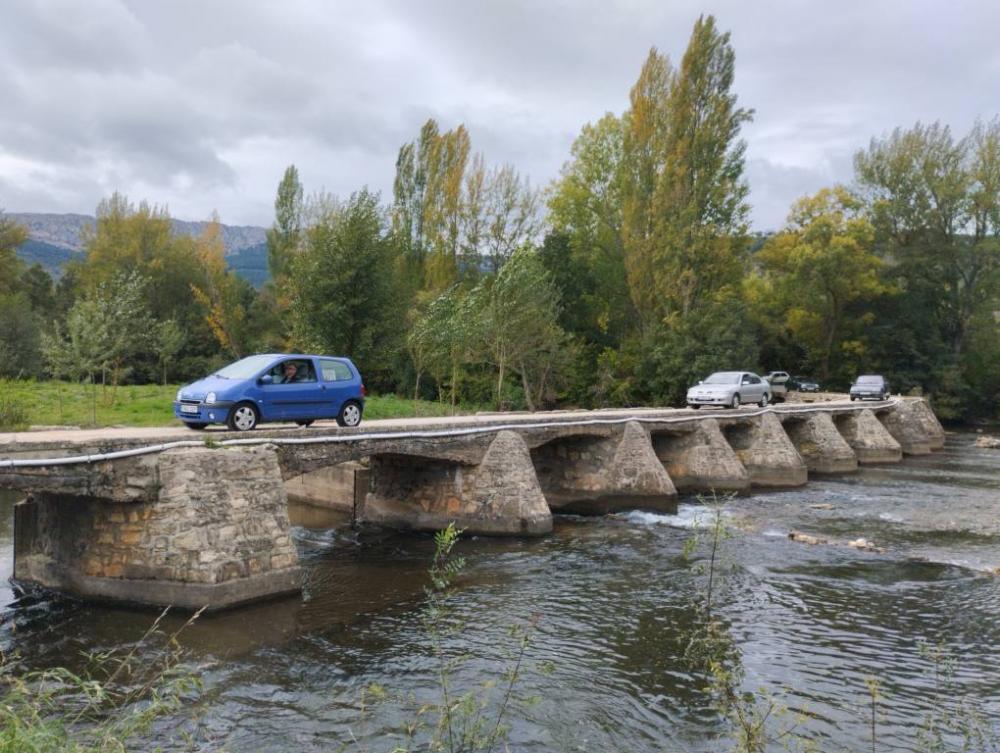 Puede ser una imagen de puente cubierto