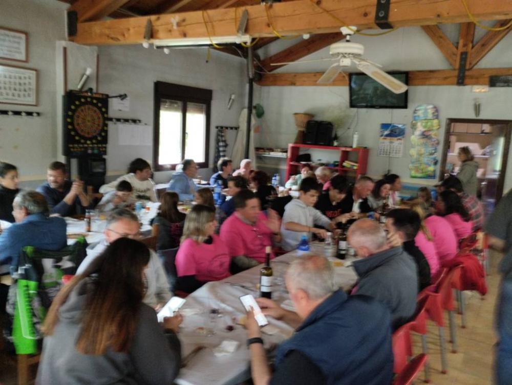 Puede ser una imagen de 4 personas, mesa y multitud