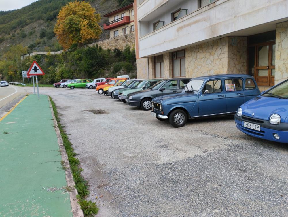 Puede ser una imagen de coche y texto
