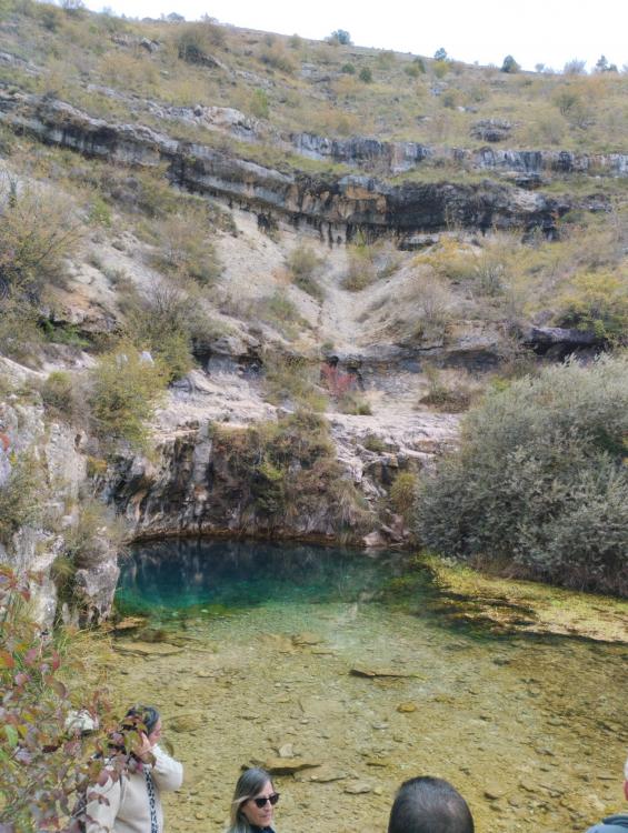 Puede ser una imagen de 2 personas, personas nadando, cráter y masa de agua