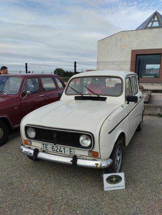 Puede ser una imagen de una persona, coche y texto