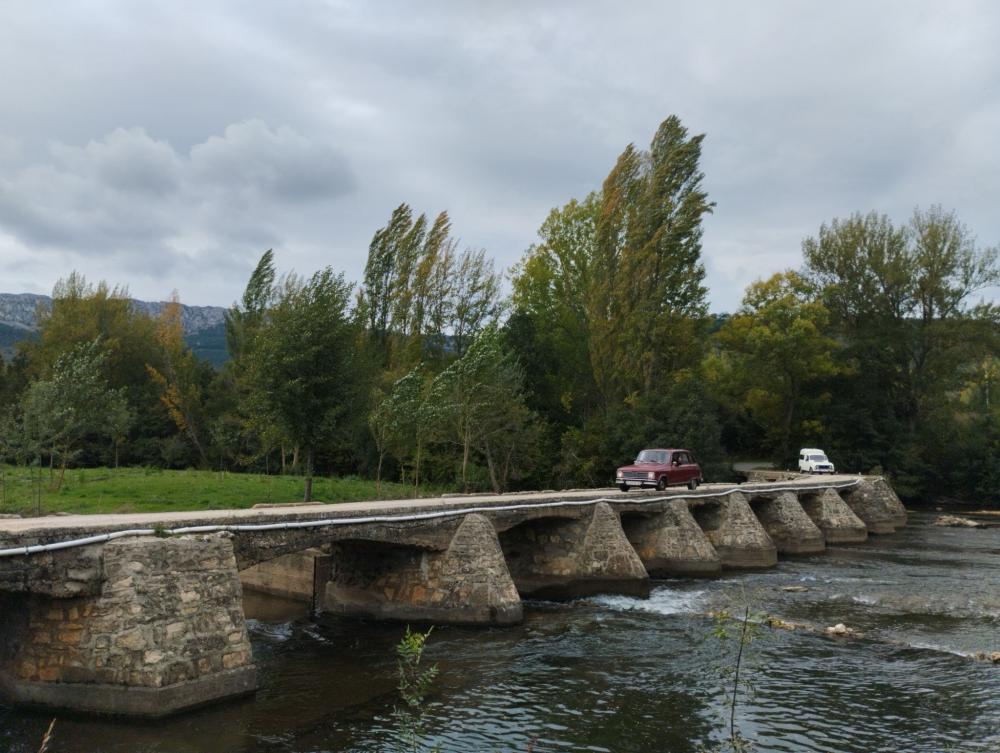 Puede ser una imagen de puente cubierto
