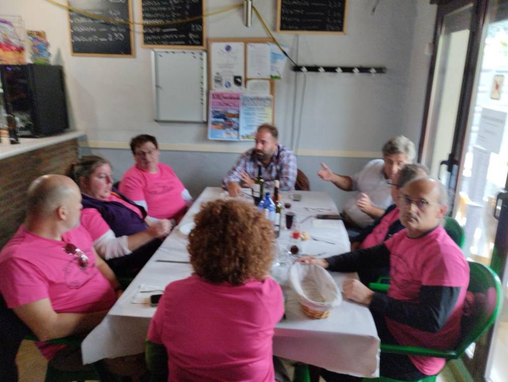 Puede ser una imagen de 7 personas y mesa
