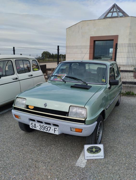 Puede ser una imagen de coche y texto