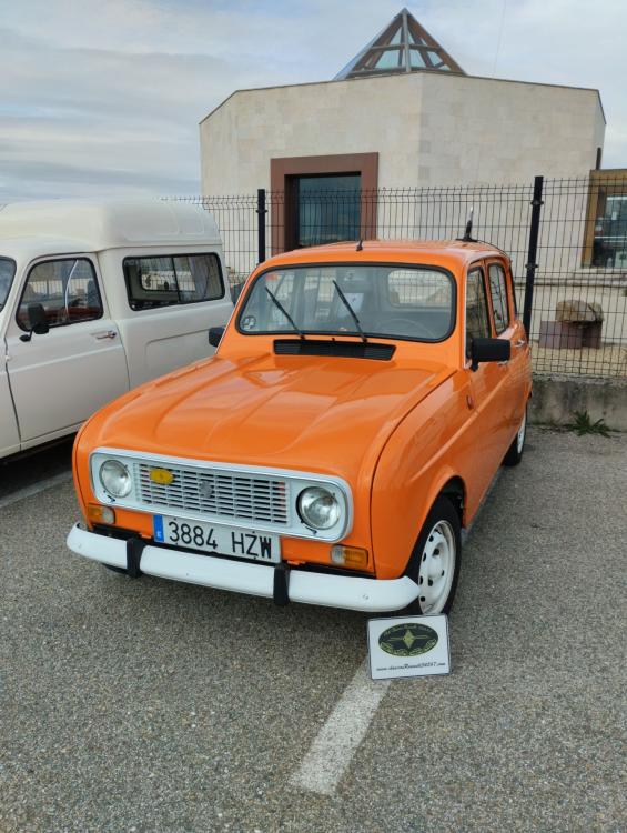 Puede ser una imagen de coche y texto