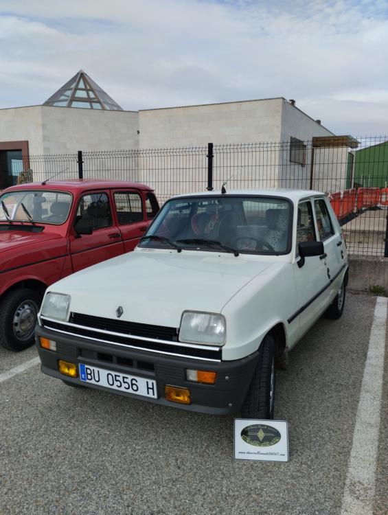Puede ser una imagen de coche y texto