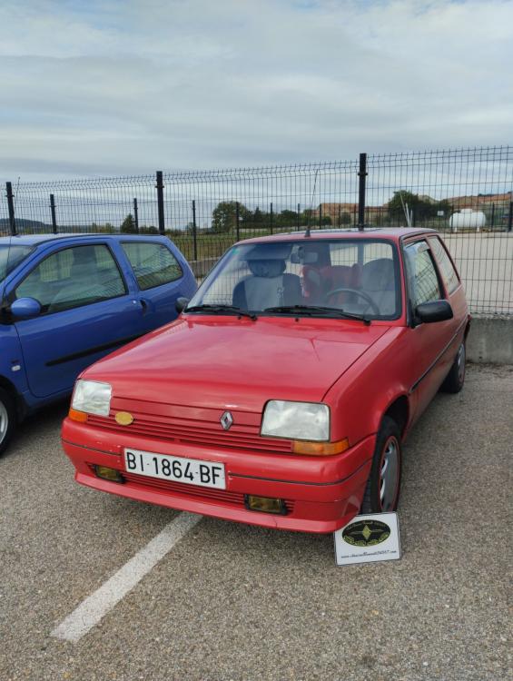 Puede ser una imagen de coche y texto