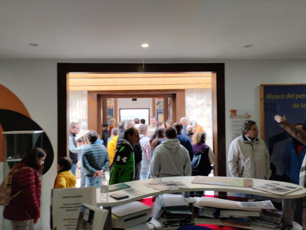 Puede ser una imagen de 8 personas, personas estudiando, multitud, puerta, ventana y texto