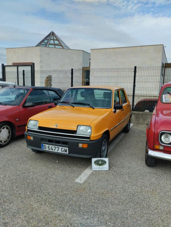Puede ser una imagen de coche, camioneta y texto