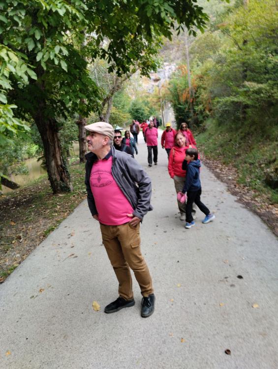 Puede ser una imagen de 5 personas y árbol
