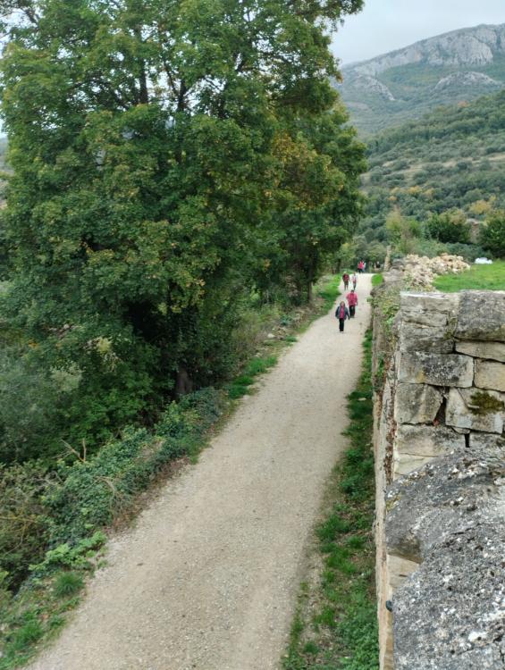 Puede ser una imagen de una persona y Puente de Mostar