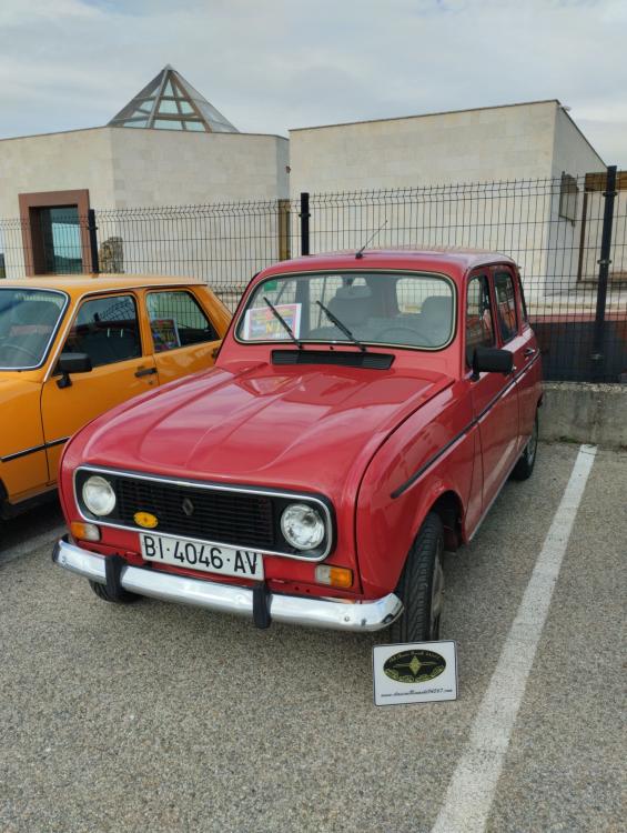 Puede ser una imagen de coche y texto