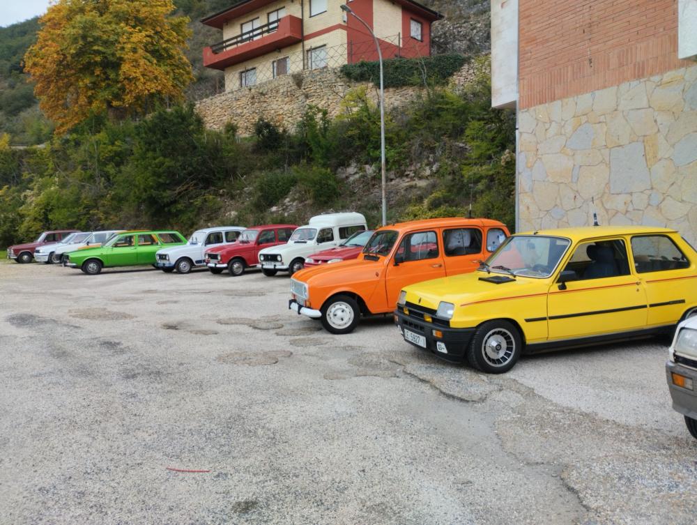Puede ser una imagen de coche y texto
