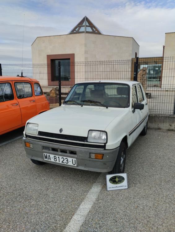 Puede ser una imagen de coche, camioneta y texto