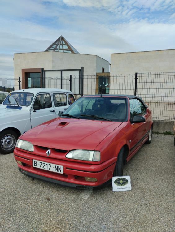 Puede ser una imagen de coche y texto
