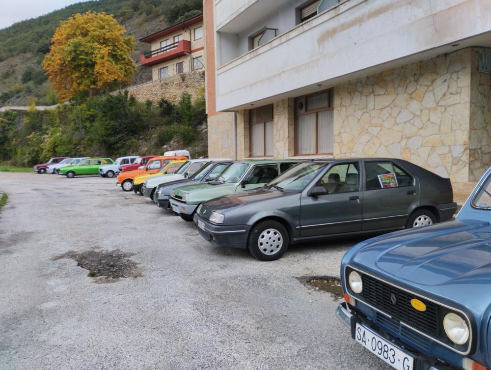 Puede ser una imagen de coche y texto