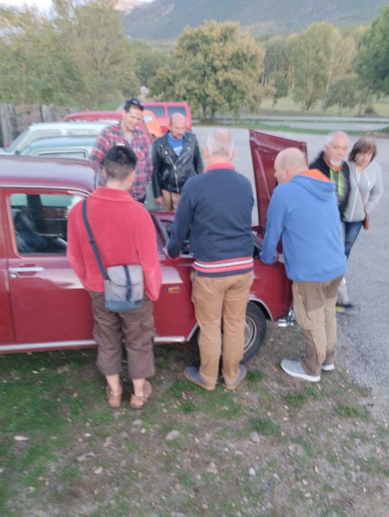 Puede ser una imagen de 5 personas y coche