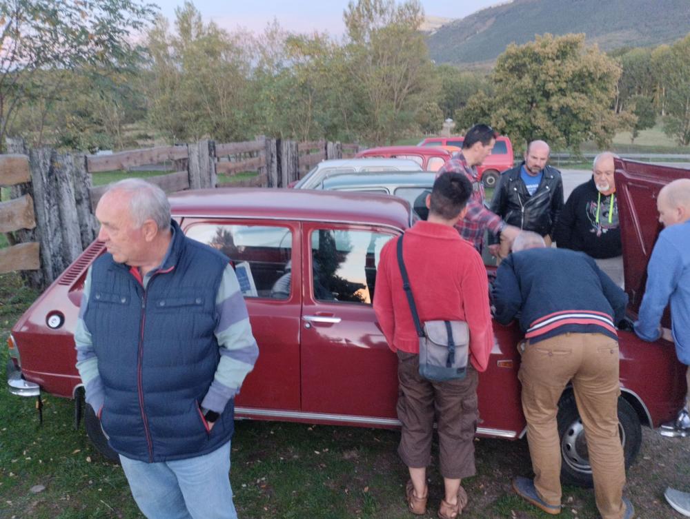 Puede ser una imagen de 6 personas y coche
